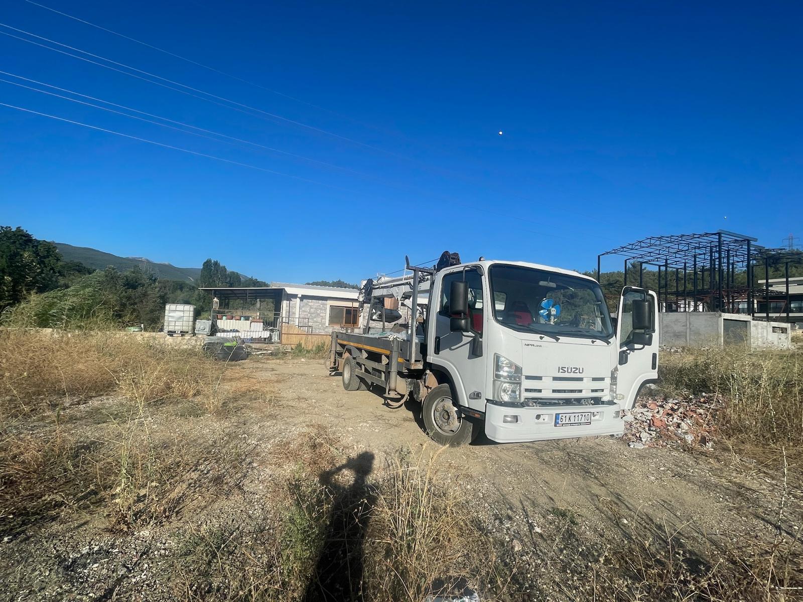 AYTEKİN vinçli servis kamyonu saha çalışma alanında